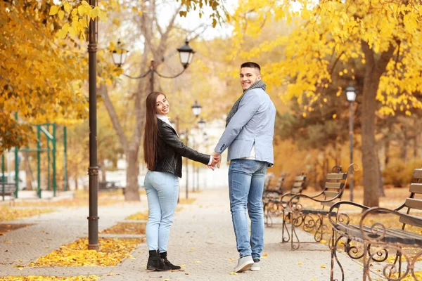 Fiatal pár, séta a parkban, őszi napon — Stock Fotó