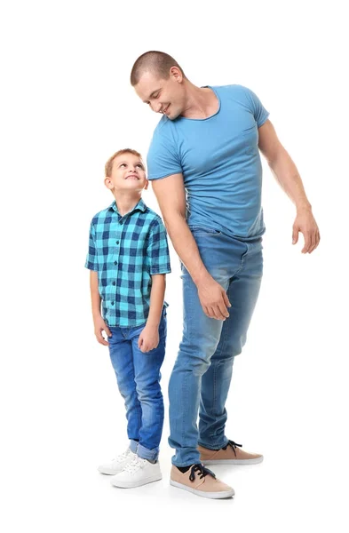 Vader en zoon op witte achtergrond — Stockfoto