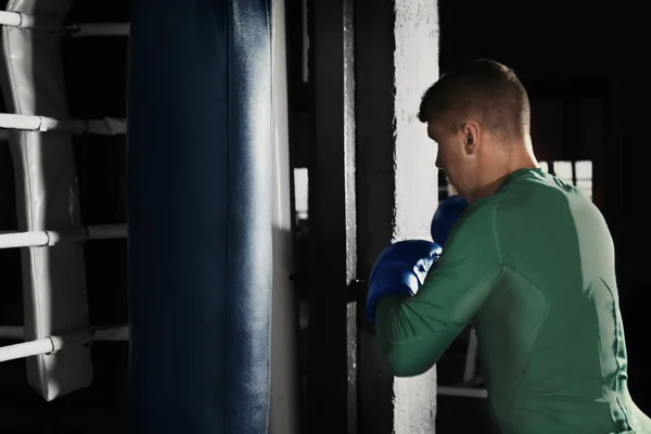 Mladí profesionální boxer školení — Stock fotografie