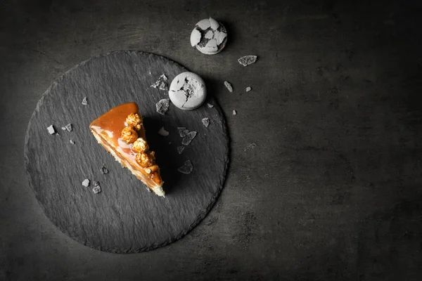 Masada lezzetli karamelli pasta parçası ile kayrak plaka