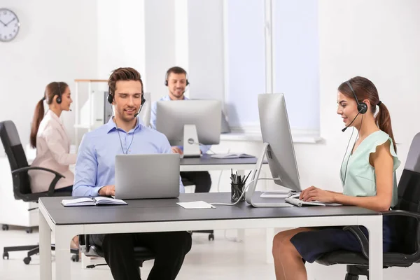 Raadpleging van managers met headsets in kantoor — Stockfoto