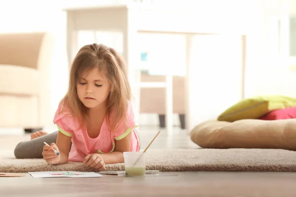 Meisje schilderen op verdieping — Stockfoto