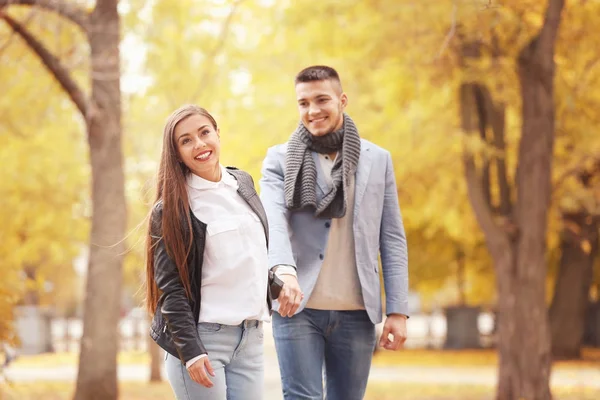 Pareja joven caminando en el parque en el día de otoño — Foto de Stock