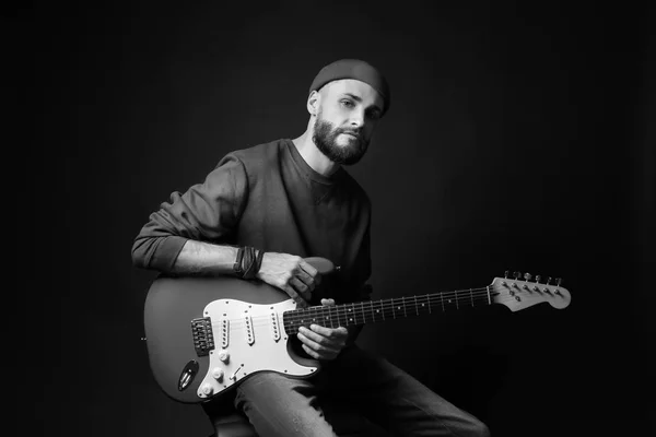 Porträt Eines Jungen Gut Aussehenden Musikers Mit Gitarre Auf Schwarzem — Stockfoto
