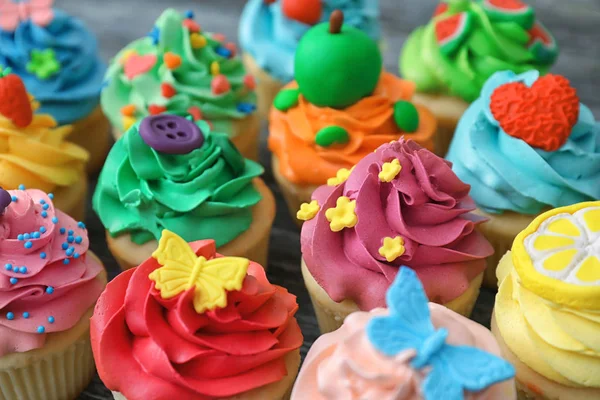 Läckra färgglada cupcakes, närbild — Stockfoto