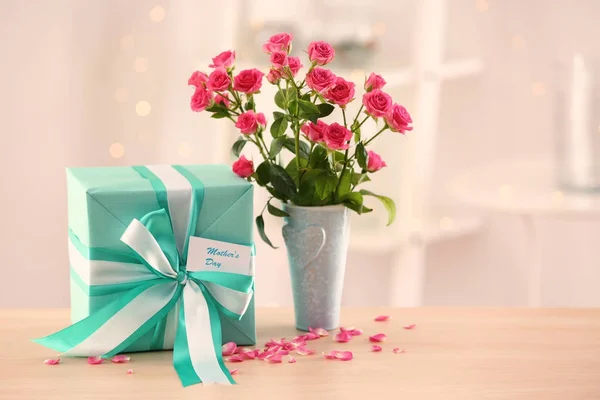 Geschenkbox mit Blumen zum Muttertag auf dem Tisch — Stockfoto