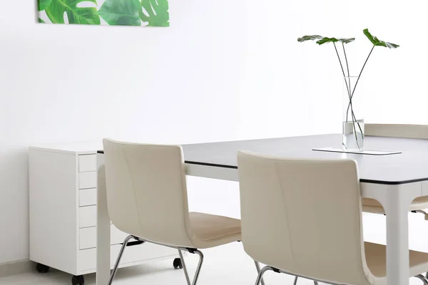 Interior Escritório Moderno Com Mesa Grande Cadeiras Brancas — Fotografia de Stock