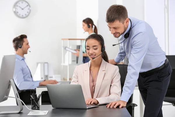 Raadpleging van managers met headsets in kantoor — Stockfoto