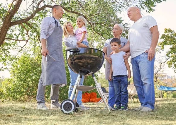 Familie fericită cu grătar petrecere în aer liber — Fotografie, imagine de stoc