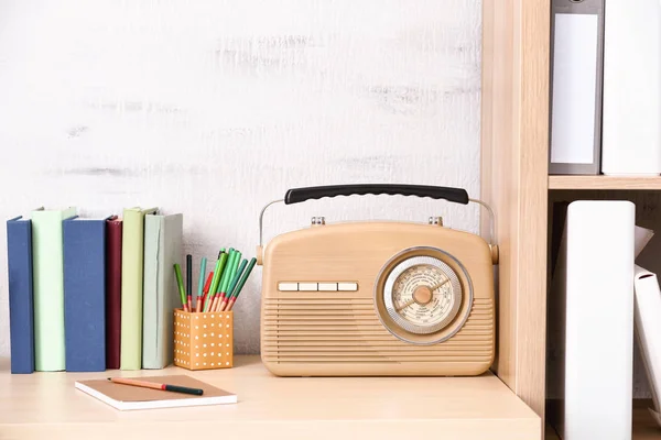 Elegante receptor de radio en la mesa de la oficina —  Fotos de Stock