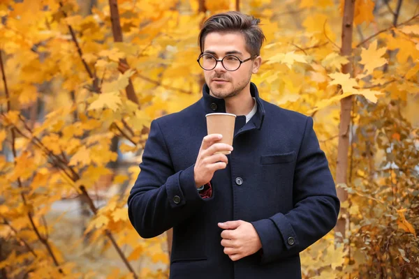 Jonge man met kop koffie — Stockfoto