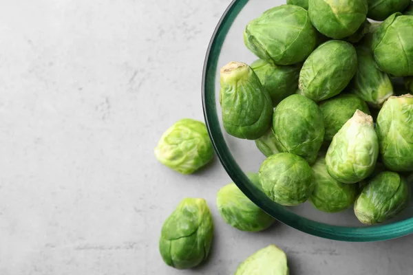 Bowl with fresh raw Brussels sprouts on table — Stock Photo, Image