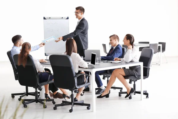 Raadpleging van deskundigen op zakelijke bijeenkomst — Stockfoto