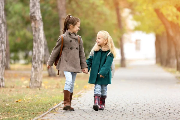 Aranyos Kislány Felsőruházat Gyaloglás Együtt Parkban — Stock Fotó