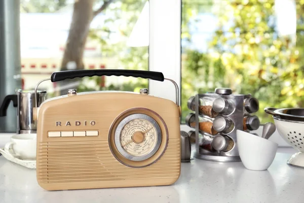 Receptor de rádio elegante na mesa da cozinha — Fotografia de Stock