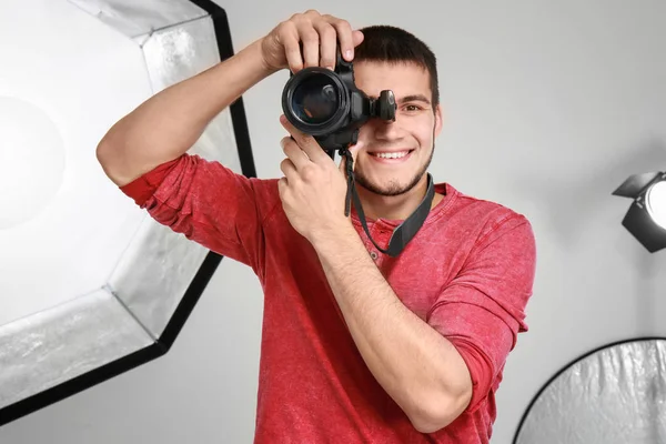 Junge Fotografin arbeitet in professionellem Studio — Stockfoto