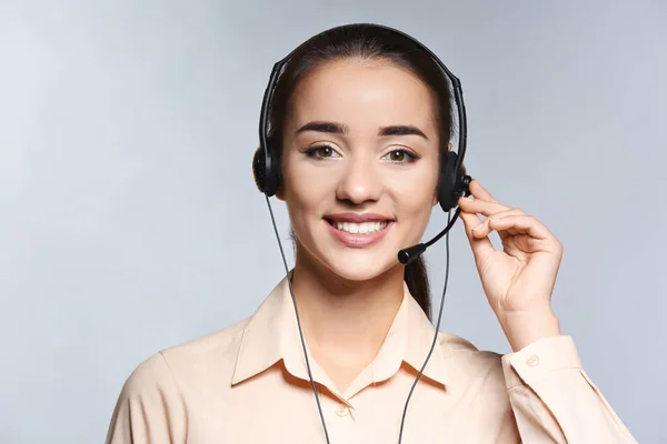 Gerente de consultoría con auriculares —  Fotos de Stock