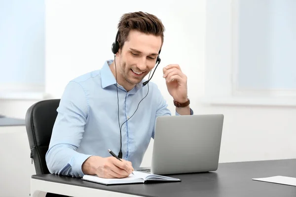 Gerente de consultoría masculino con auriculares en oficina —  Fotos de Stock