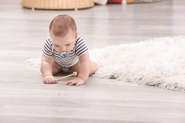 Słodkie dziecko bawiące się na piętrze w domu — Zdjęcie stockowe