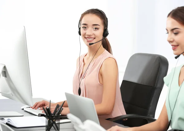 Vrouwelijke raadpleging van managers met headsets in kantoor — Stockfoto