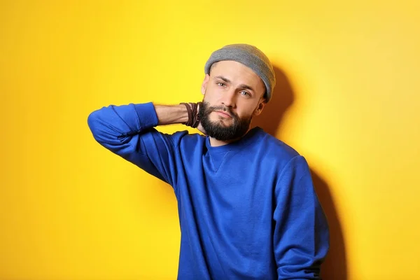 Ritratto Bel Giovane Hipster Uomo Sfondo Colore — Foto Stock