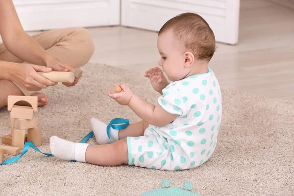 Genç anne ve şirin bebek evde katta oynama — Stok fotoğraf