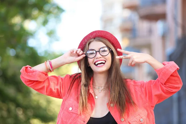 Menina hipster atraente posando ao ar livre — Fotografia de Stock