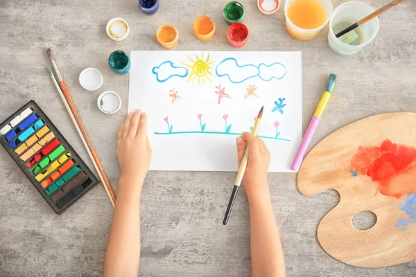 Niña pintando en la mesa —  Fotos de Stock