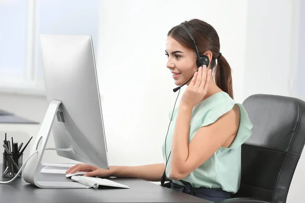 Responsabile della consulenza femminile con auricolare in carica — Foto Stock