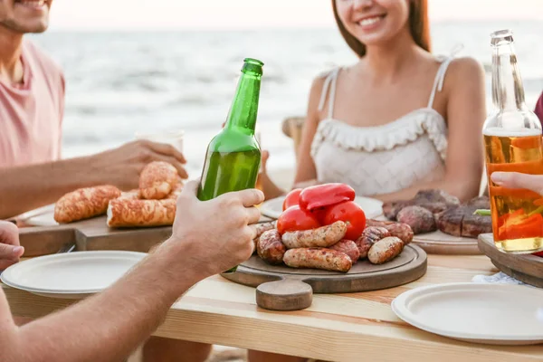 Jonge mensen hebben barbecue party op strand — Stockfoto