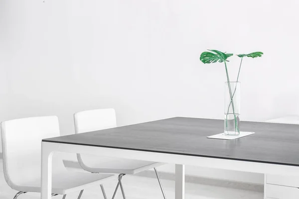 Modern Irodai Belső Nagy Asztallal Székekkel Fehér — Stock Fotó