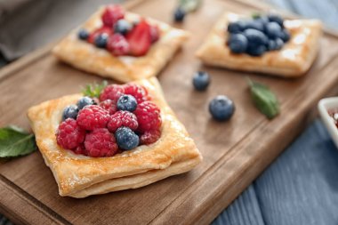 Ahşap masa, closeup üzerinde çilek ile lezzetli pasta