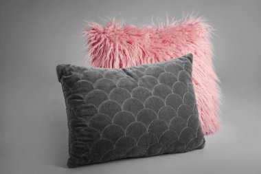 Işık arka plan üzerinde yumuşak yastık