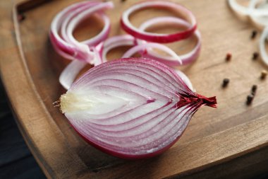 Taze soğan ahşap tahta kesmek.