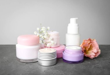 Vücut bakım ürünleri gri arka plan üzerinde ayarla