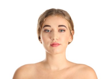 Beyaz arka plan üzerinde güzel kaşları olan kadın