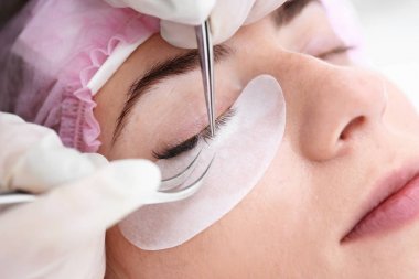 Genç kadın kirpik uzantıları, closeup geçiyor