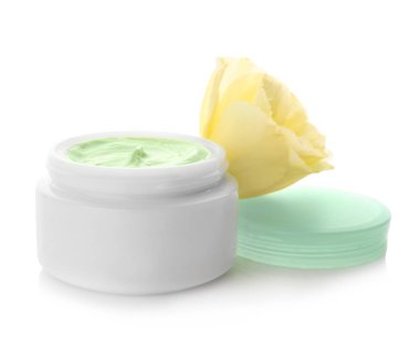 Beyaz arka plan üzerinde doğal krem kavanoz