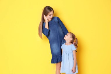 Mutlu anne ve kızı çocuk odası renk duvara
