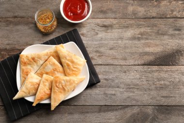 Masada lezzetli samosas plakalı