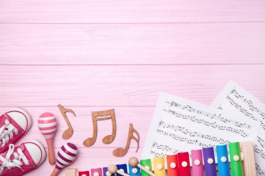 Ahşap arka plan üzerinde müzik yaprakları ile güzel kompozisyon. Bebek şarkıları kavramı