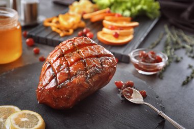 Geleneksel bal ile kayrak tabak pişmiş jambon ve masada kızılcık sosu