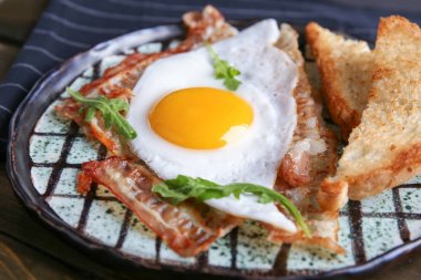 Sahanda yumurta ve domuz pastırması, closeup ile plaka