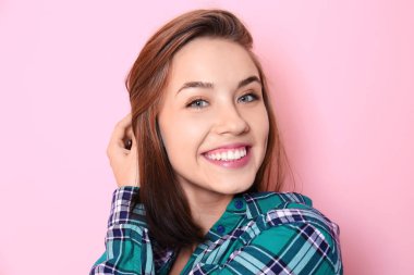 Renkli arka planda gülümseyen güzel kadın