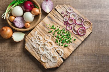 Ahşap masa üzerinde farklı soğan ile kompozisyon