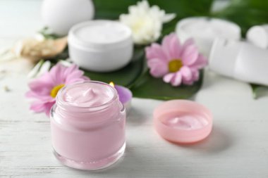 vücut üzerinde ahşap masa krem ile jar