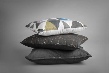 Işık arka plan üzerinde yumuşak yastık