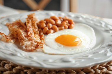 Tabak kızarmış yumurta, pastırma ve hasır peçete fasulye ile