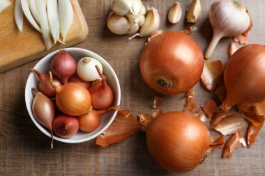 Ahşap masa üzerinde farklı soğan ile kompozisyon