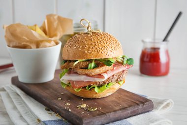 Ahşap tahta üzerinde prosciutto ile lezzetli burger